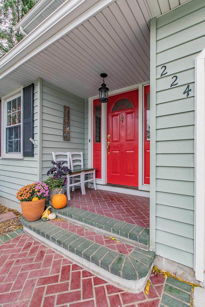 224 Hillcrest Dr - Photo 1