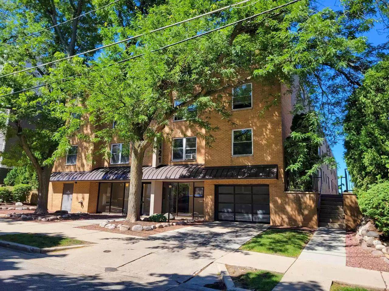 2121 Cambridge Ave - Photo 1