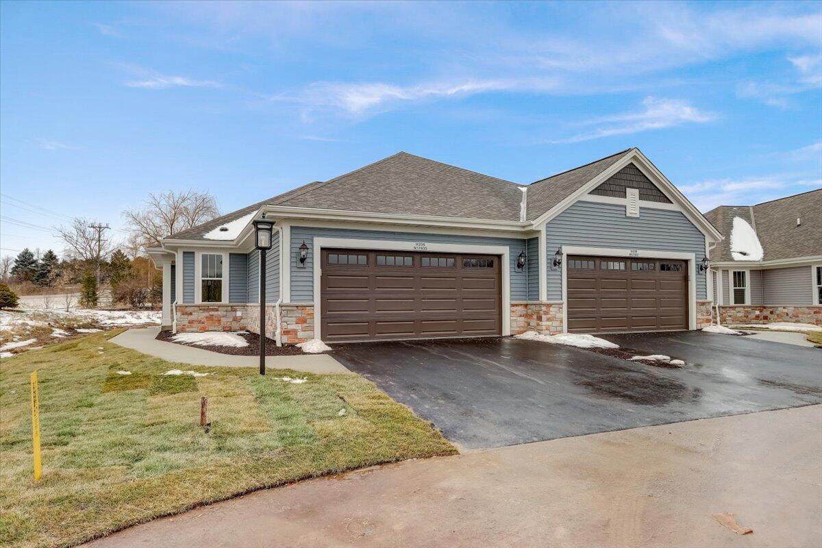 W204N17605 Laurel Pl - Photo 1