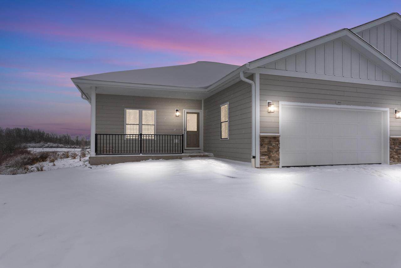 1365 Scenic Pointe Ct - Photo 1
