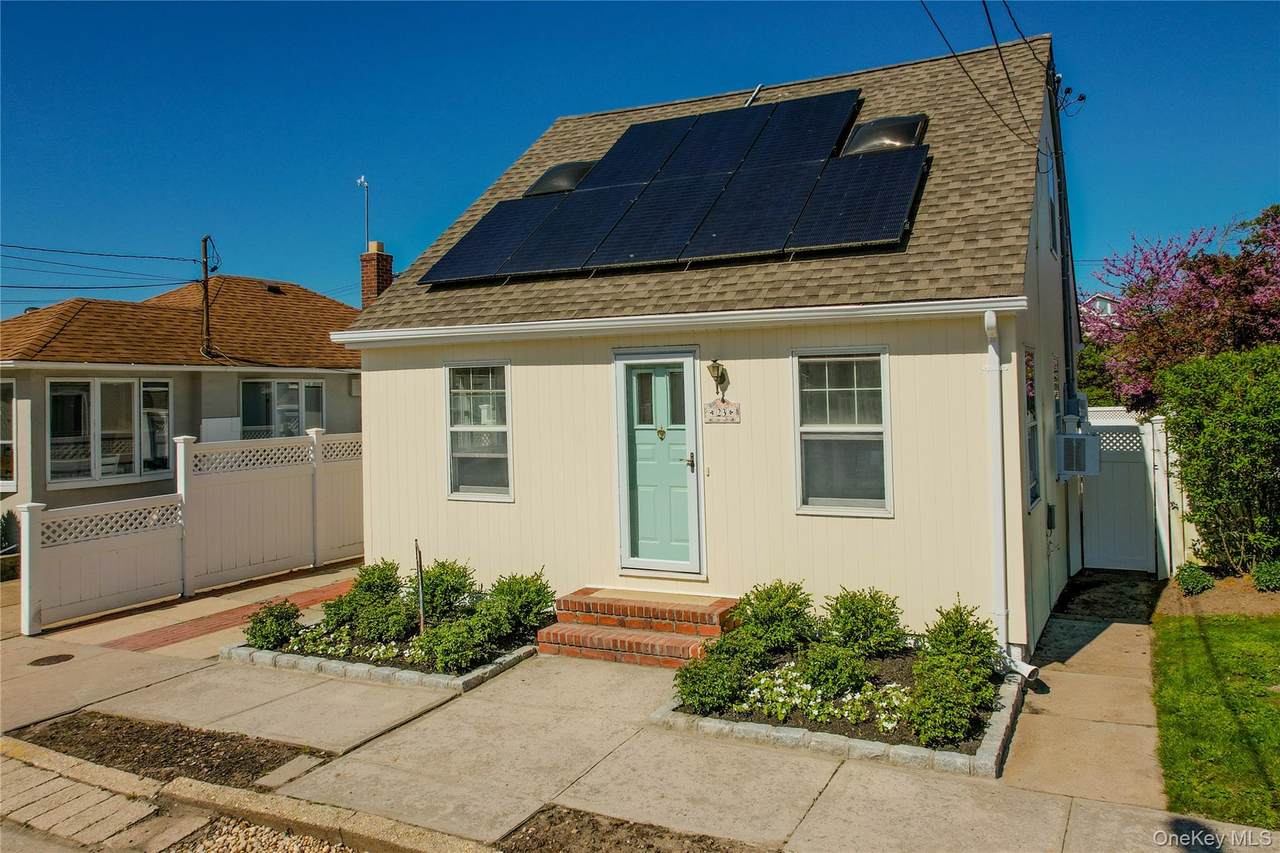 23 Garden City Avenue - Photo 1