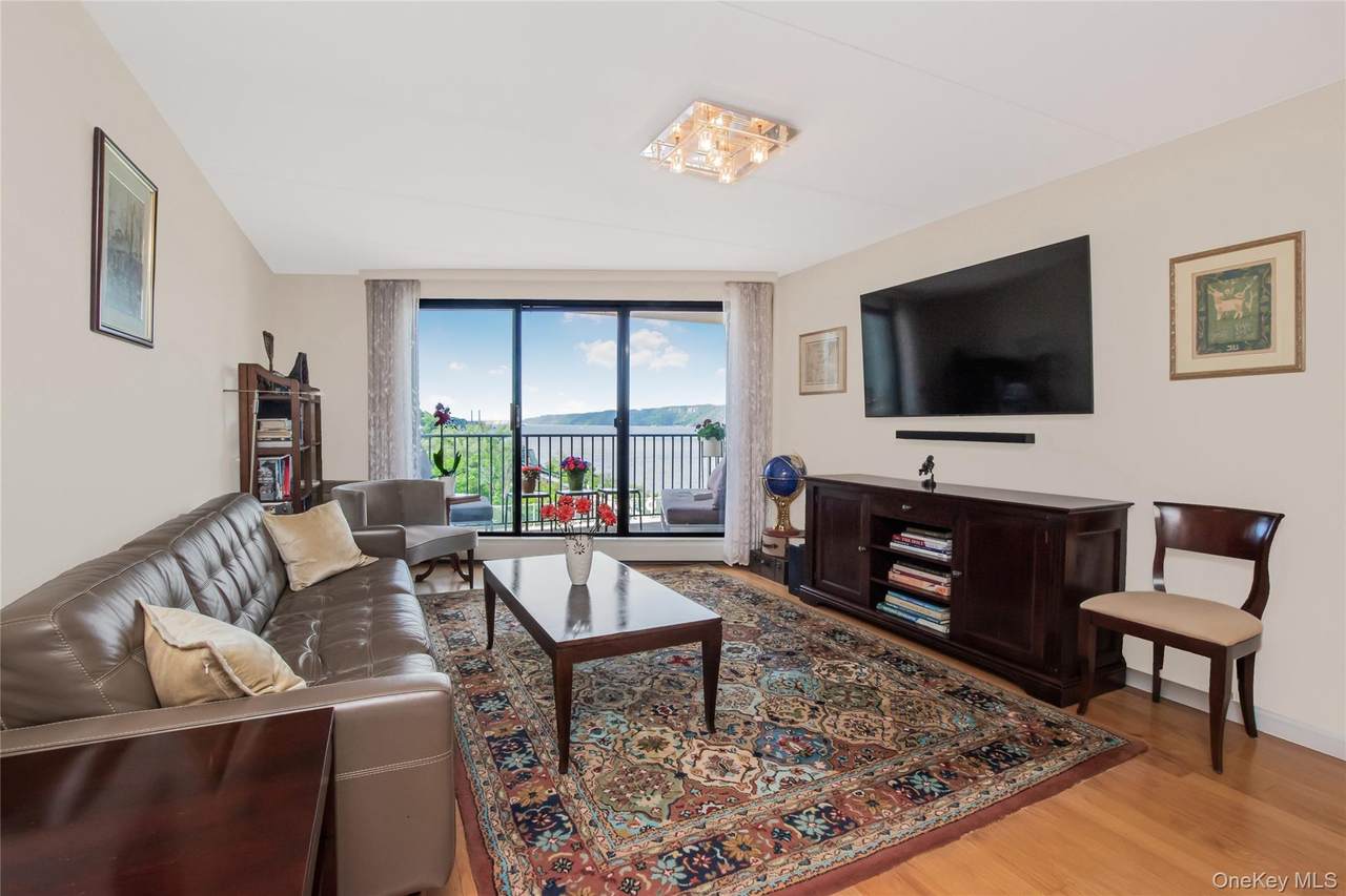 1155 Warburton Avenue - Photo 1