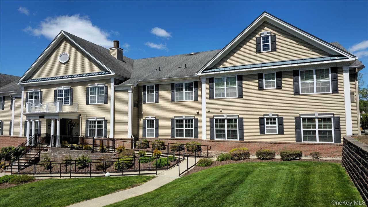 305 Canter Court - Photo 1