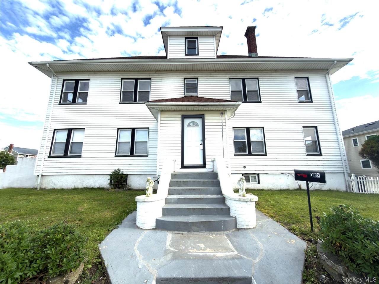 517 Laurelton Blvd - Photo 1