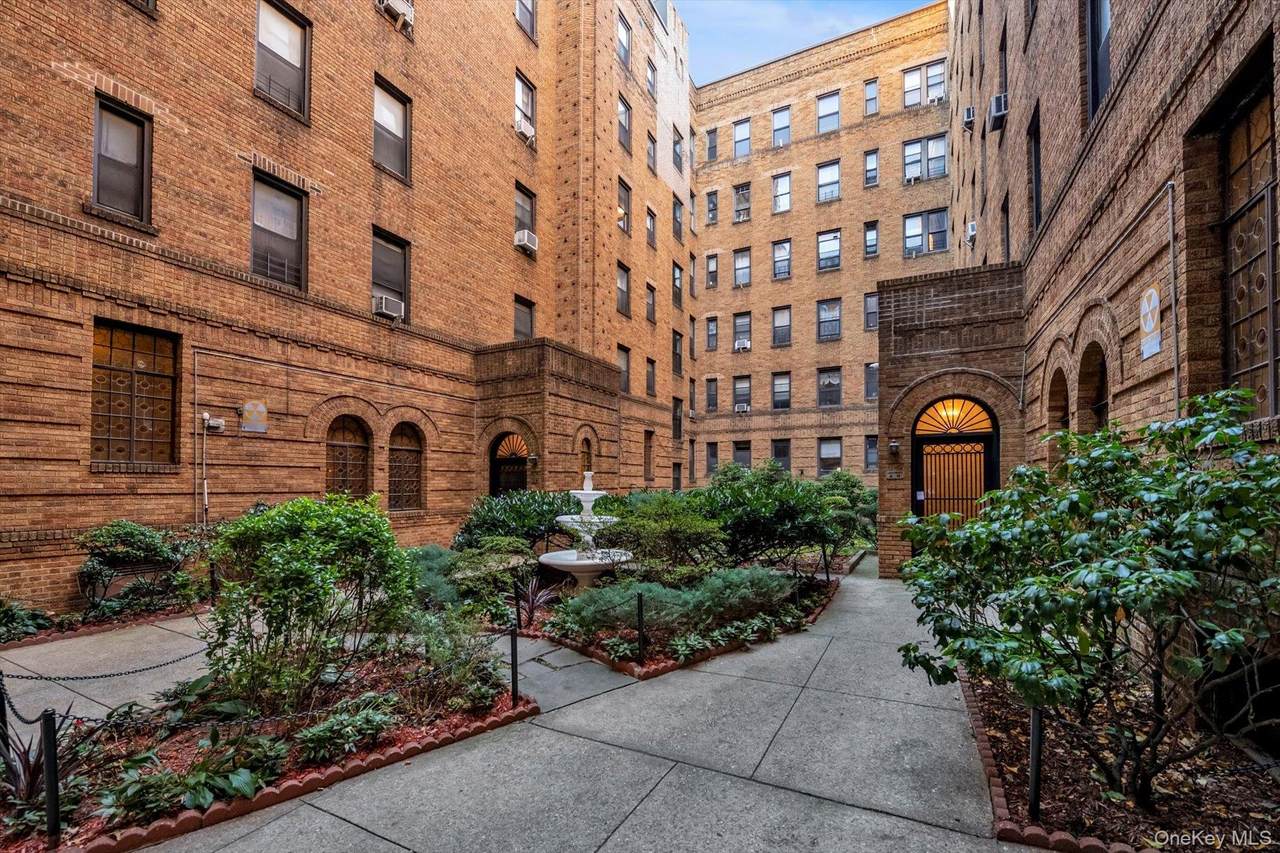 83-44 Lefferts Boulevard - Photo 1