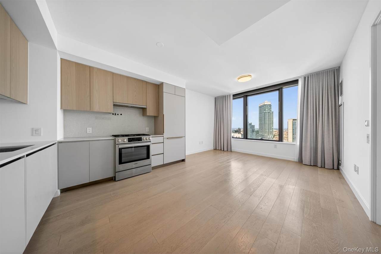3 Court Square - Photo 1