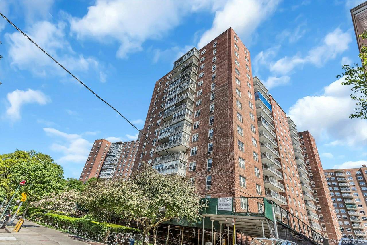 138-10 Franklin Avenue - Photo 1