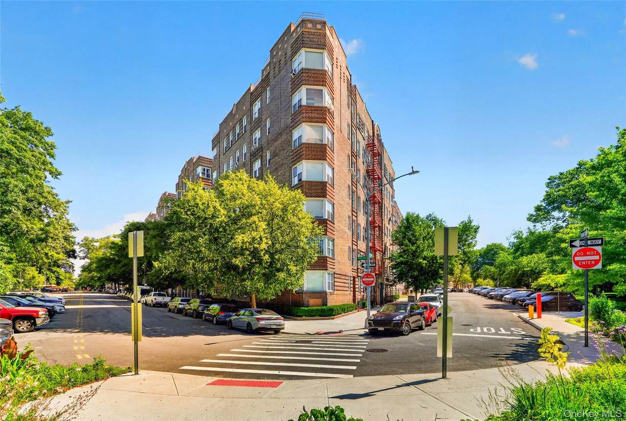 601 Pelham Parkway - Photo 1