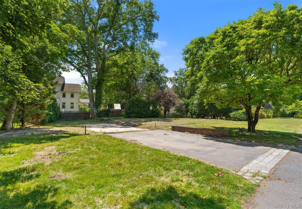 819 The Crescent - Photo 1
