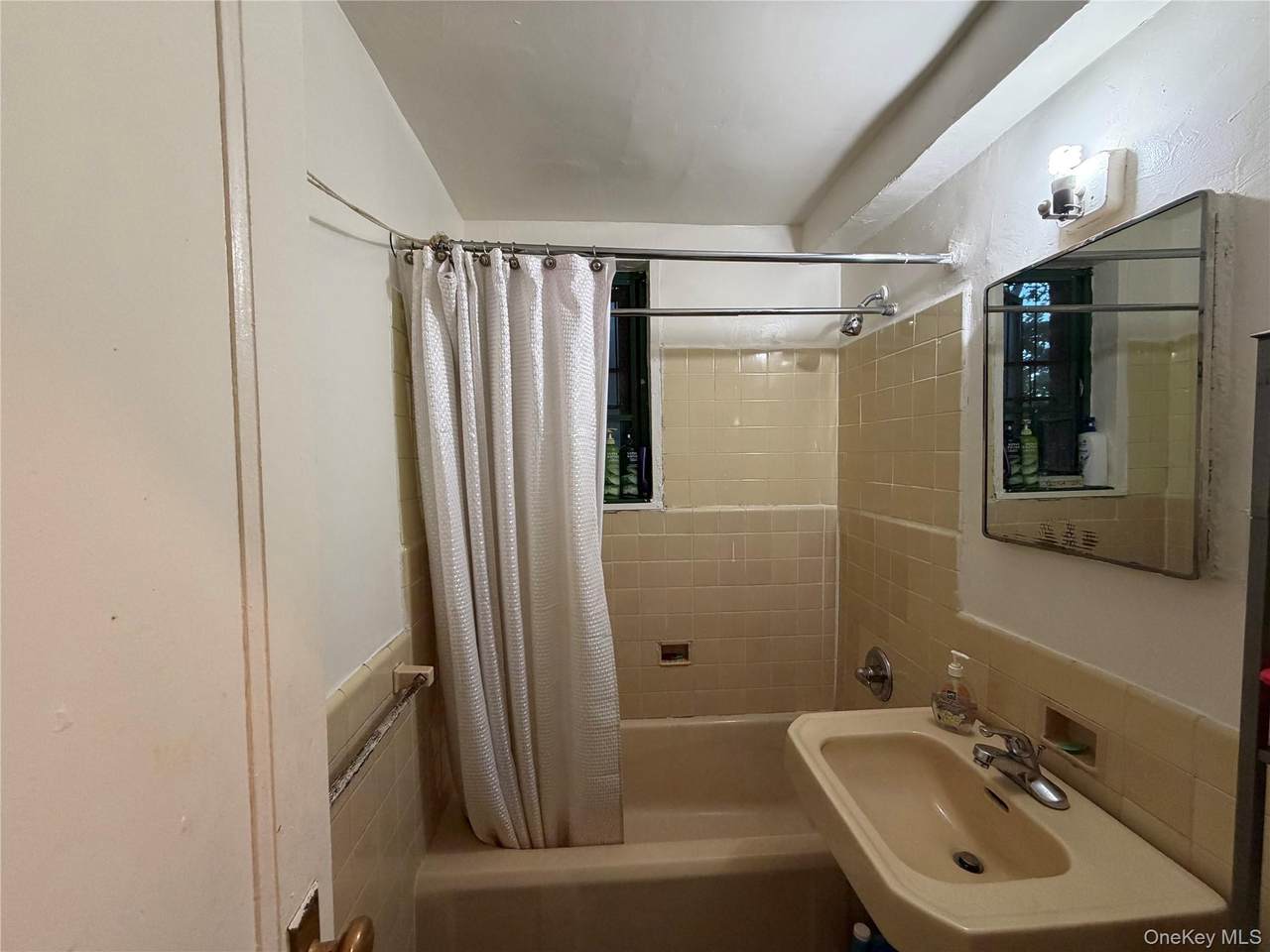 1551 Unionport Road - Photo 1