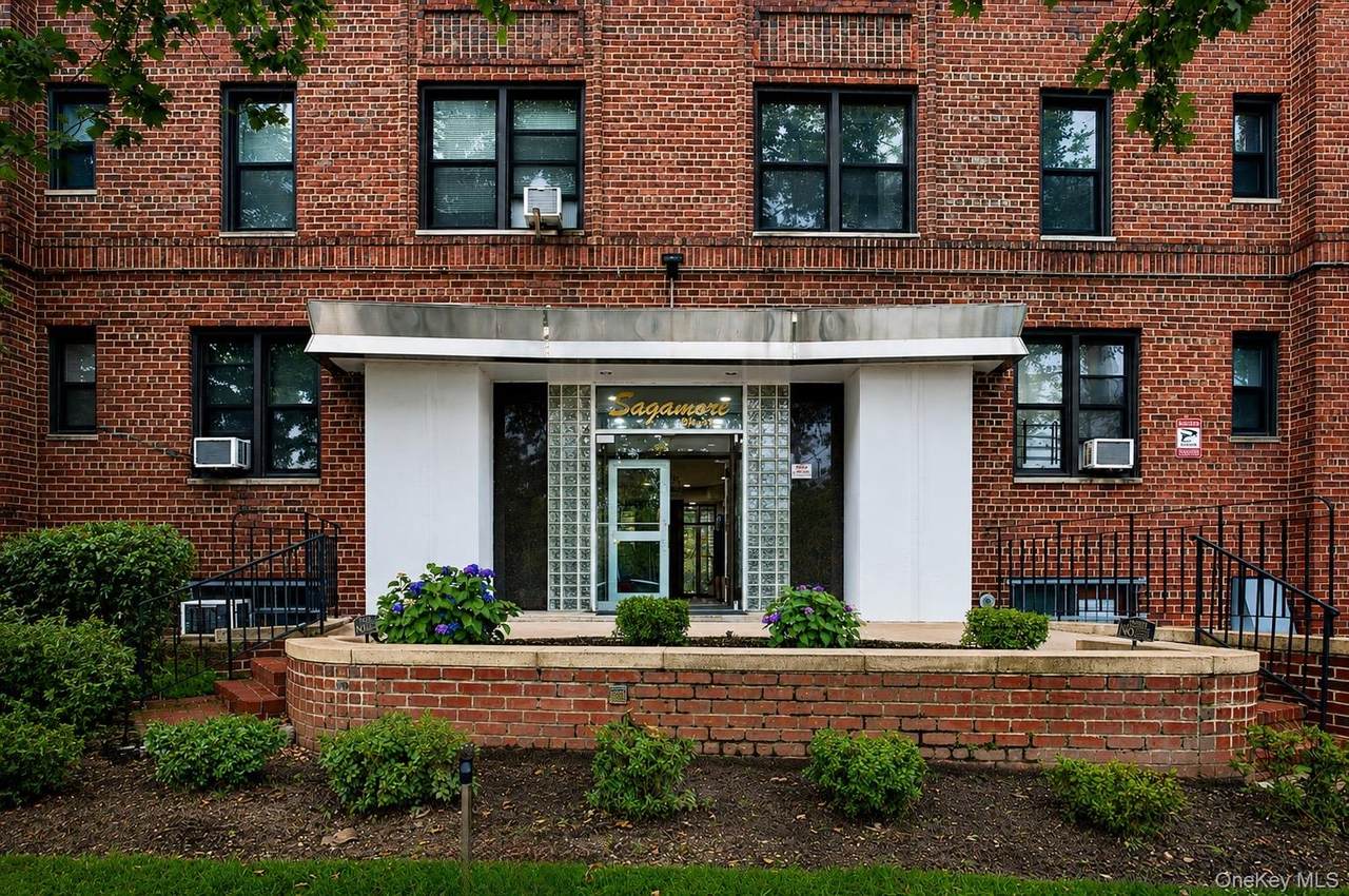 84-31 Van Wyck Expressway - Photo 1
