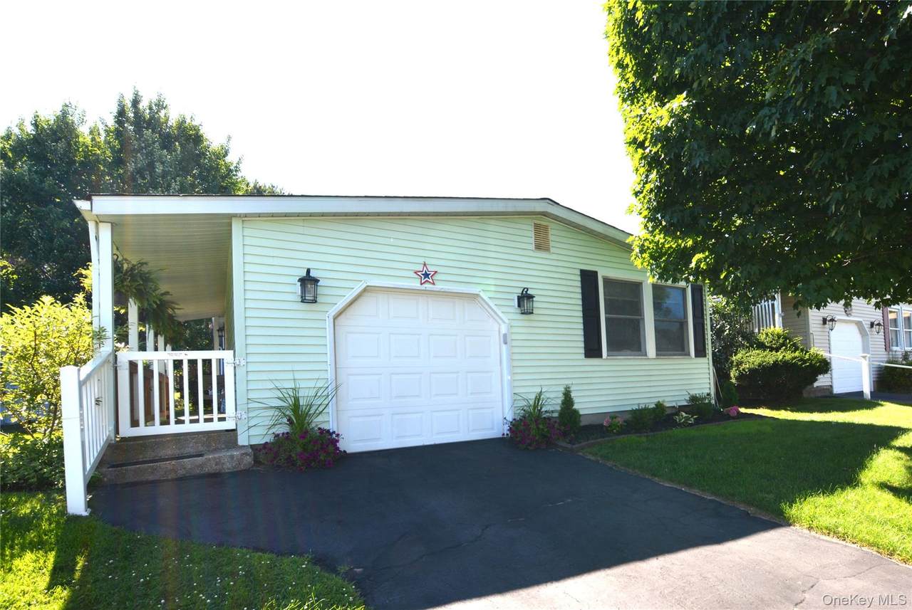 105 Village Circle - Photo 1