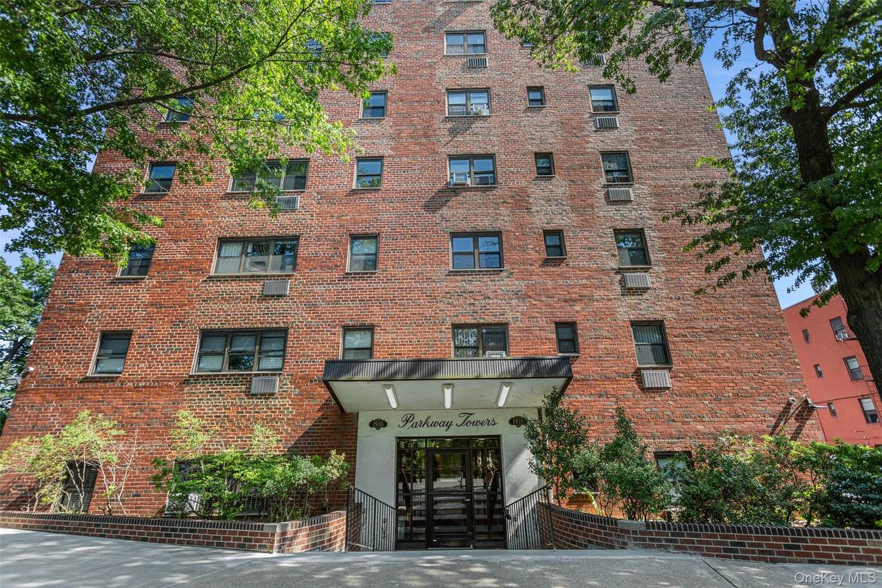 1910 Pelham Parkway - Photo 1
