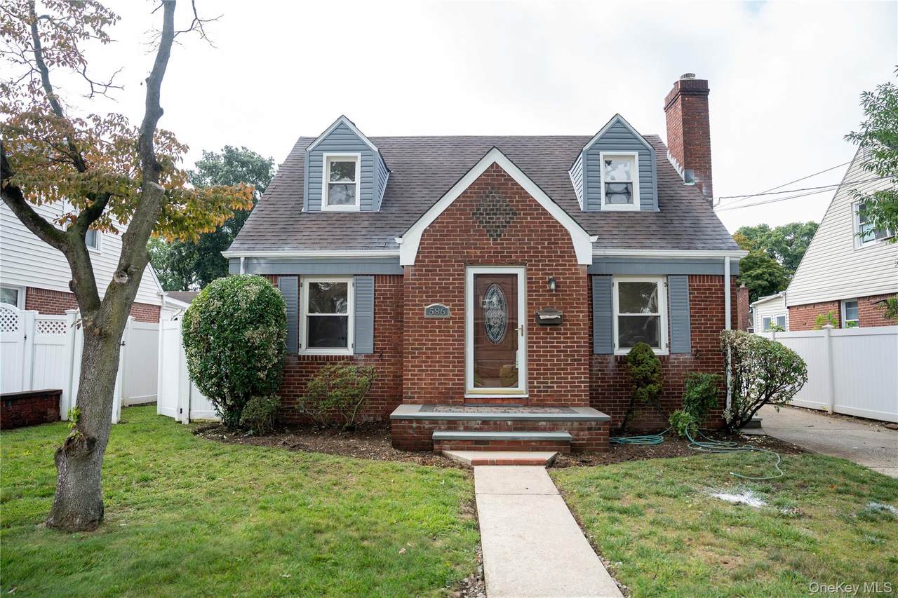 586 Stratford Road - Photo 1