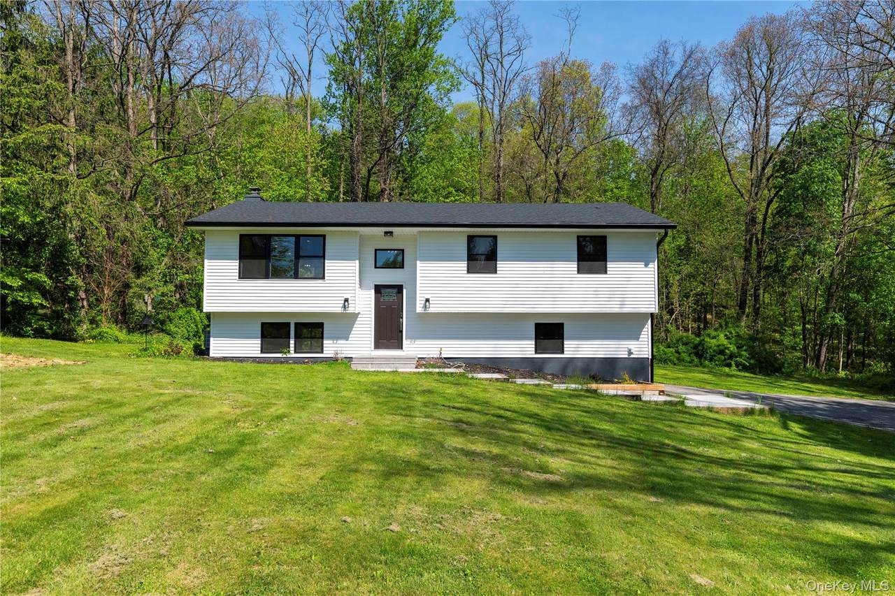 15 Larissa Lane - Photo 1