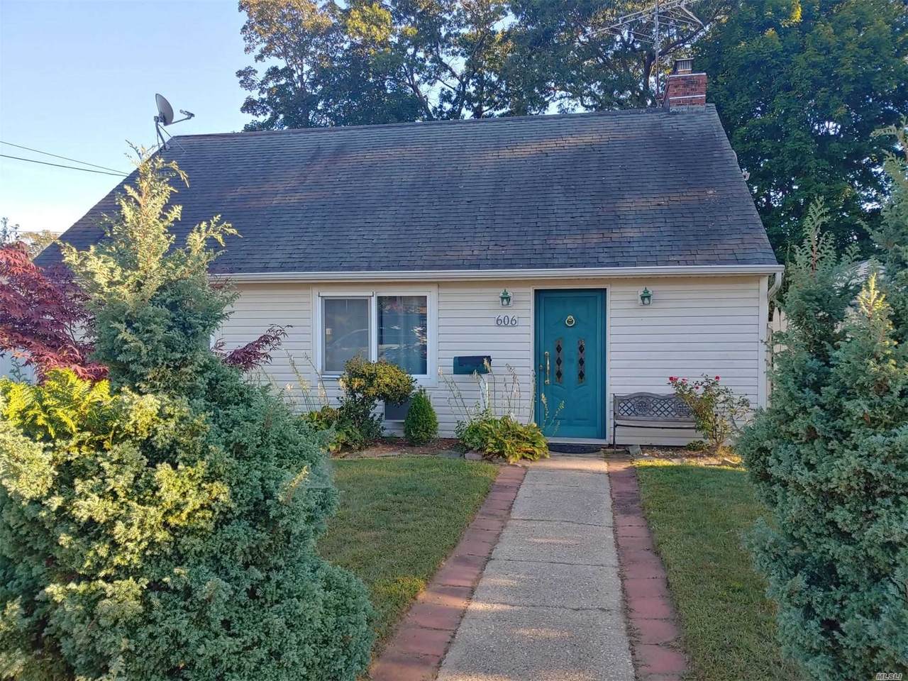 606 Hollywood Avenue - Photo 1