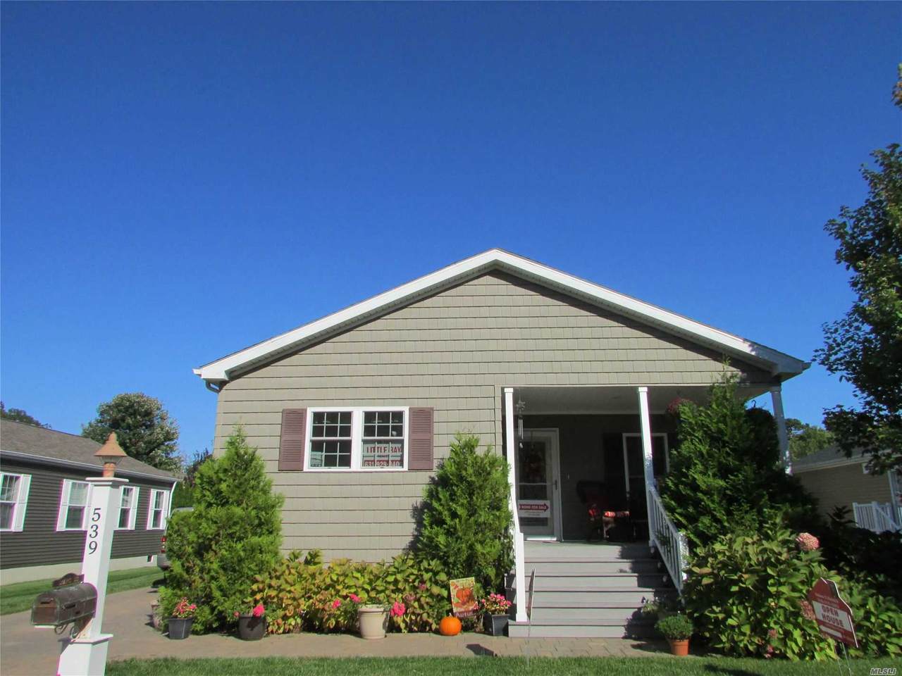 1661-539 Old Country Road - Photo 1