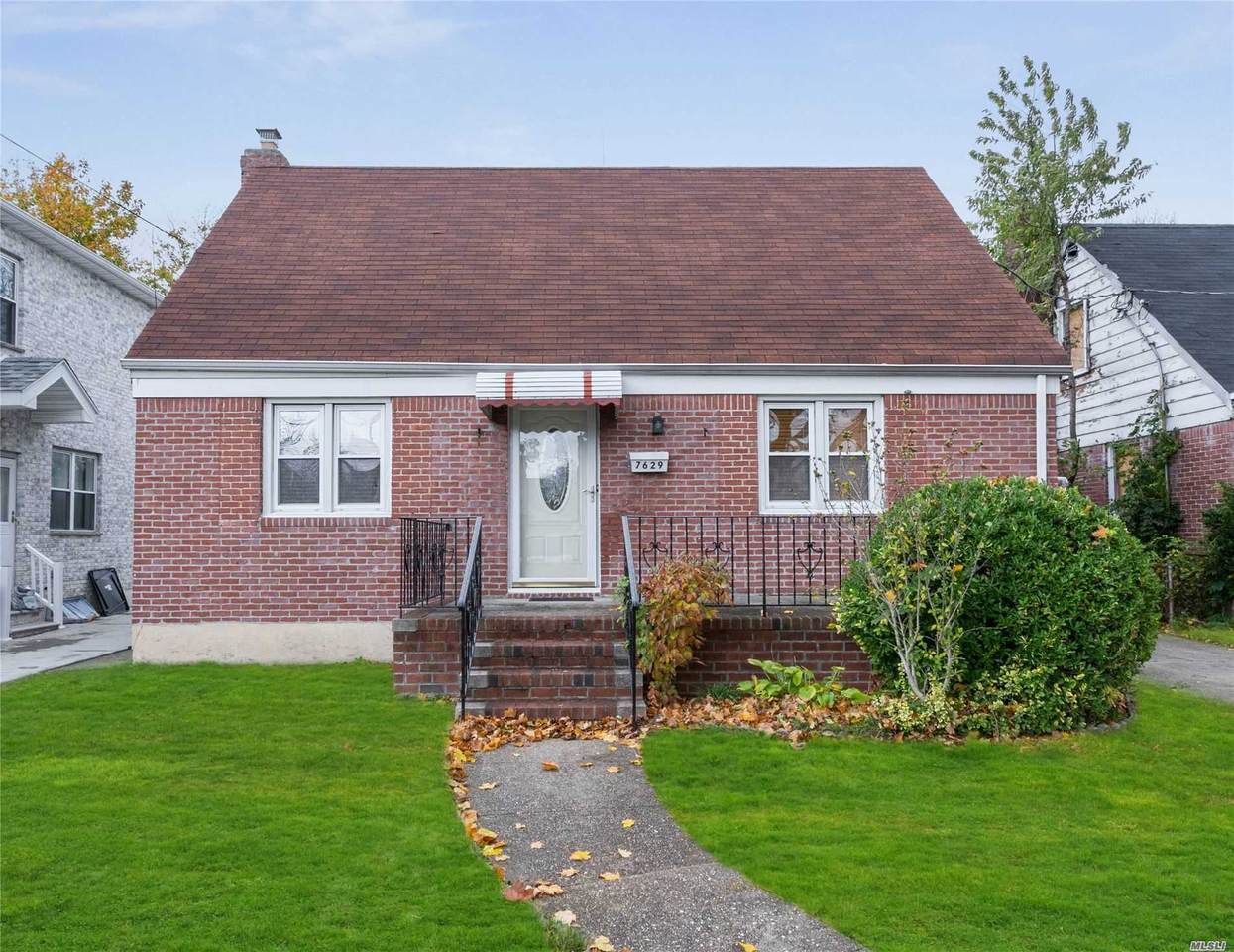 76-29 Hewlett Street - Photo 1
