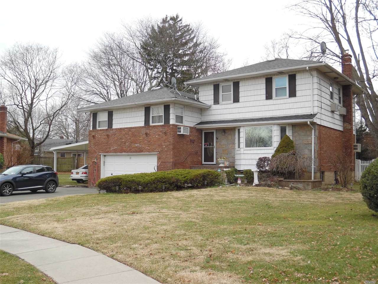 27 Pickwick Drive - Photo 1