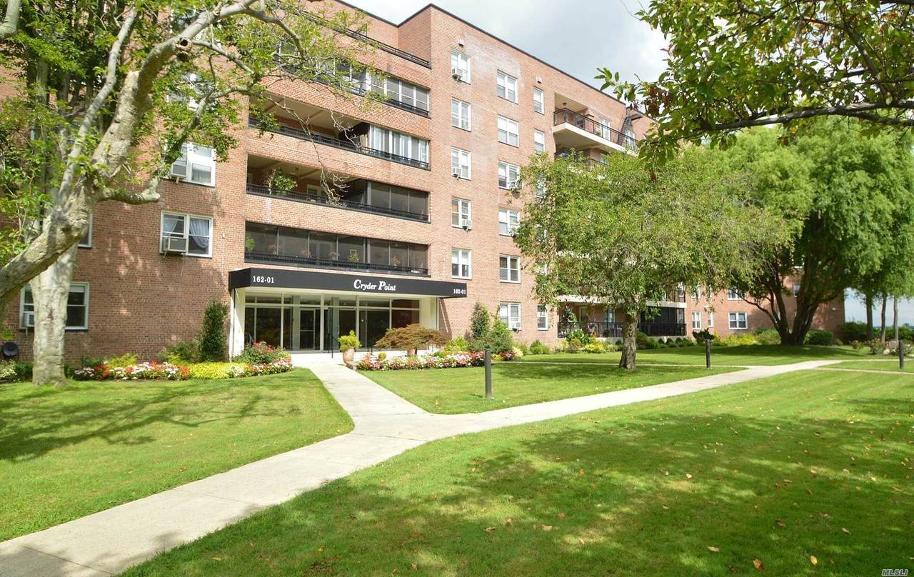 162-01 Powells Cove Boulevard - Photo 1