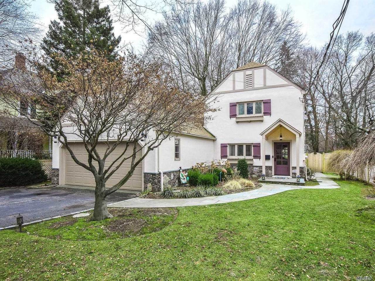 137 8 Avenue - Photo 1