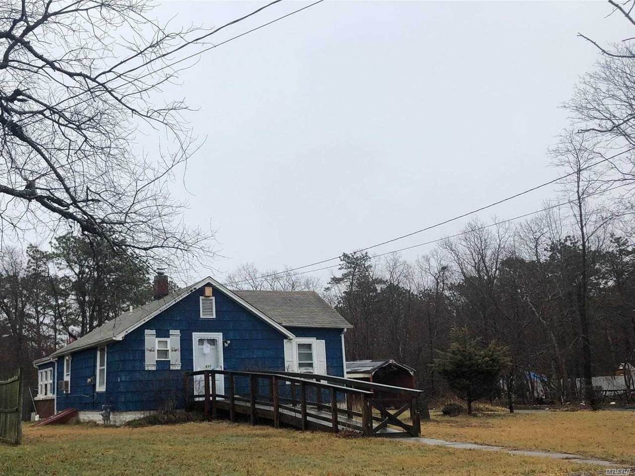 633 Bellport Avenue - Photo 1
