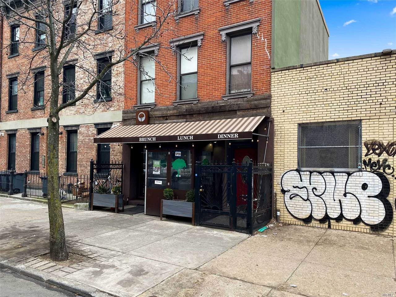188 Montrose Avenue - Photo 1