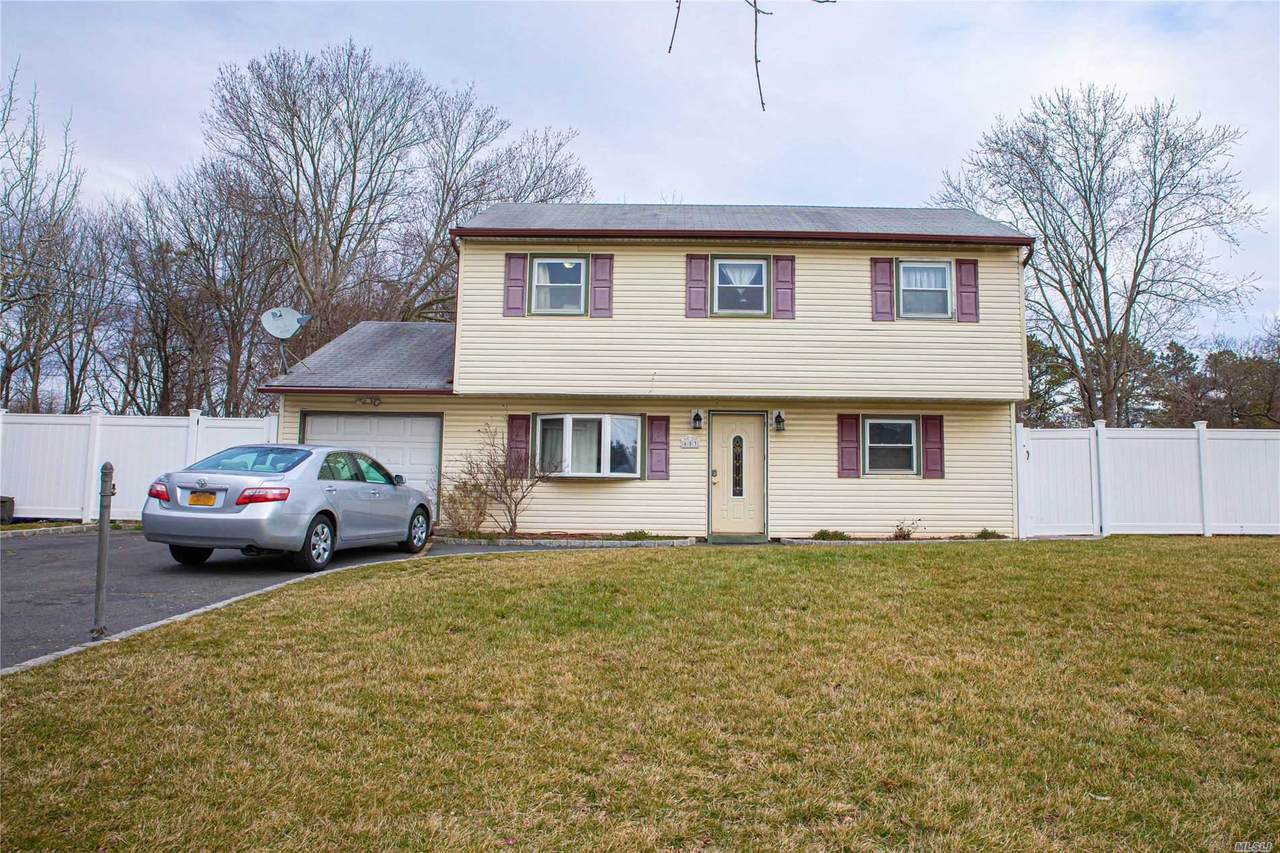 653 Bellport Avenue - Photo 1 653 Bellport Avenue - Photo 1