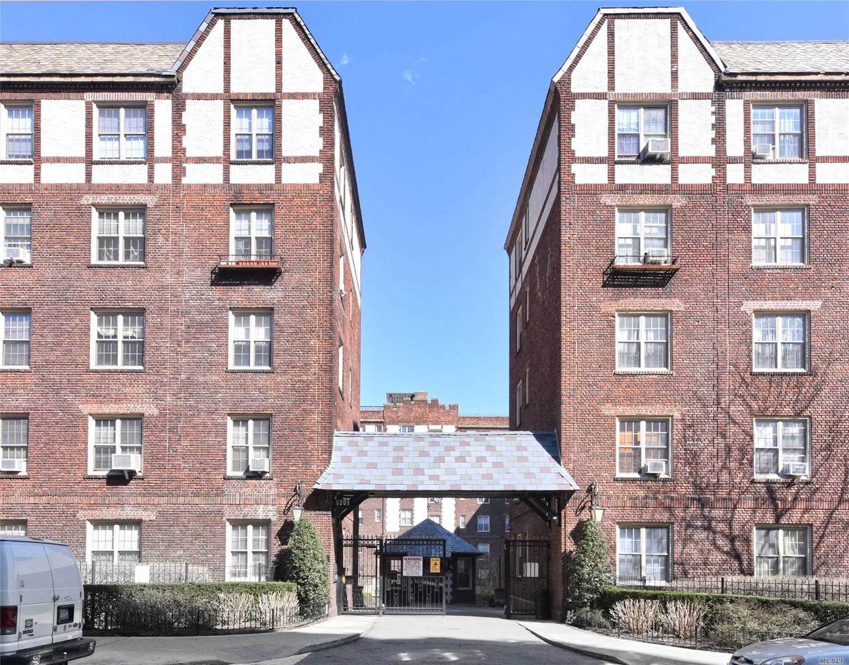 83-09 Talbot Street - Photo 1
