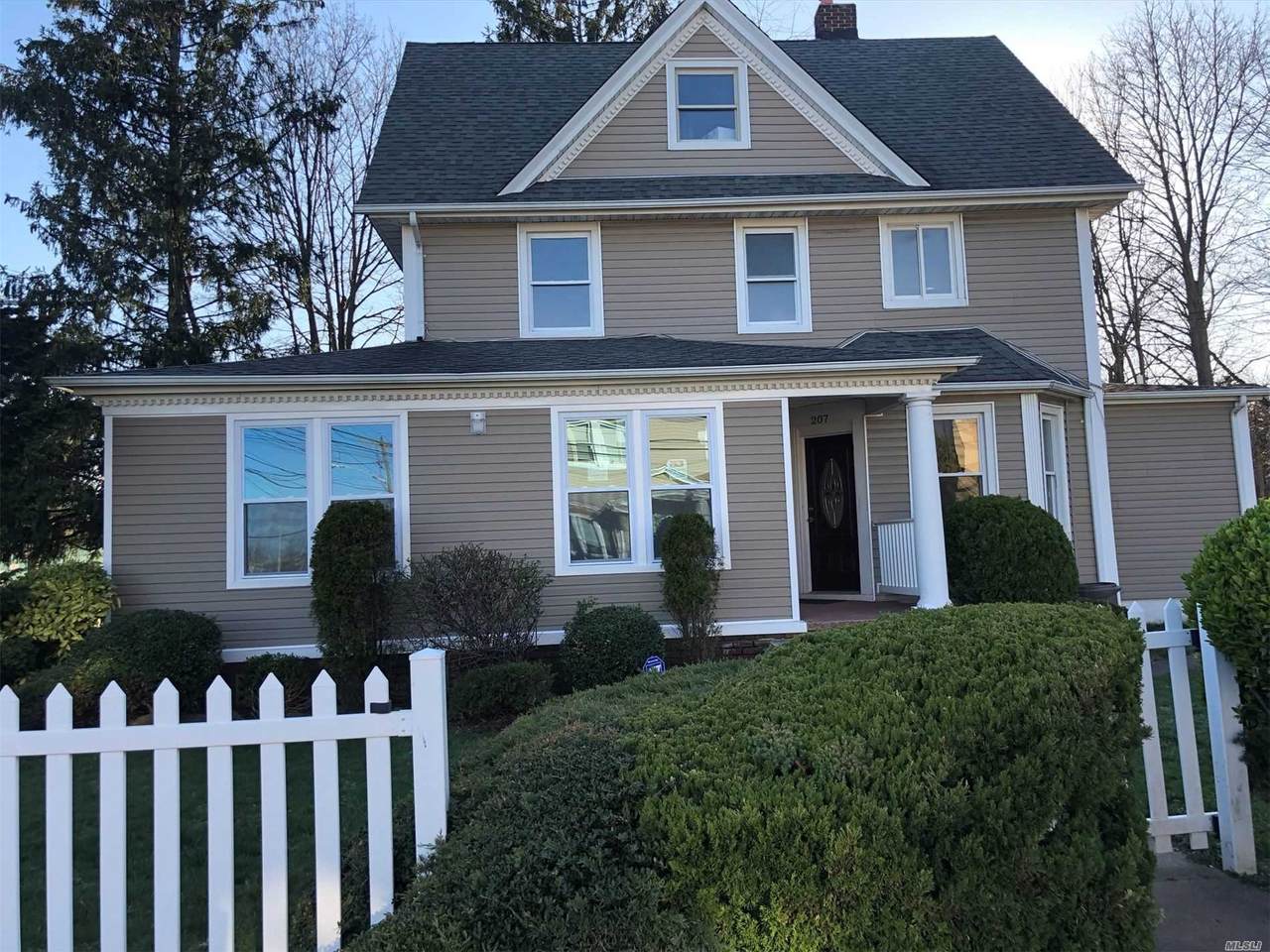 404 Pearsall Avenue - Photo 1