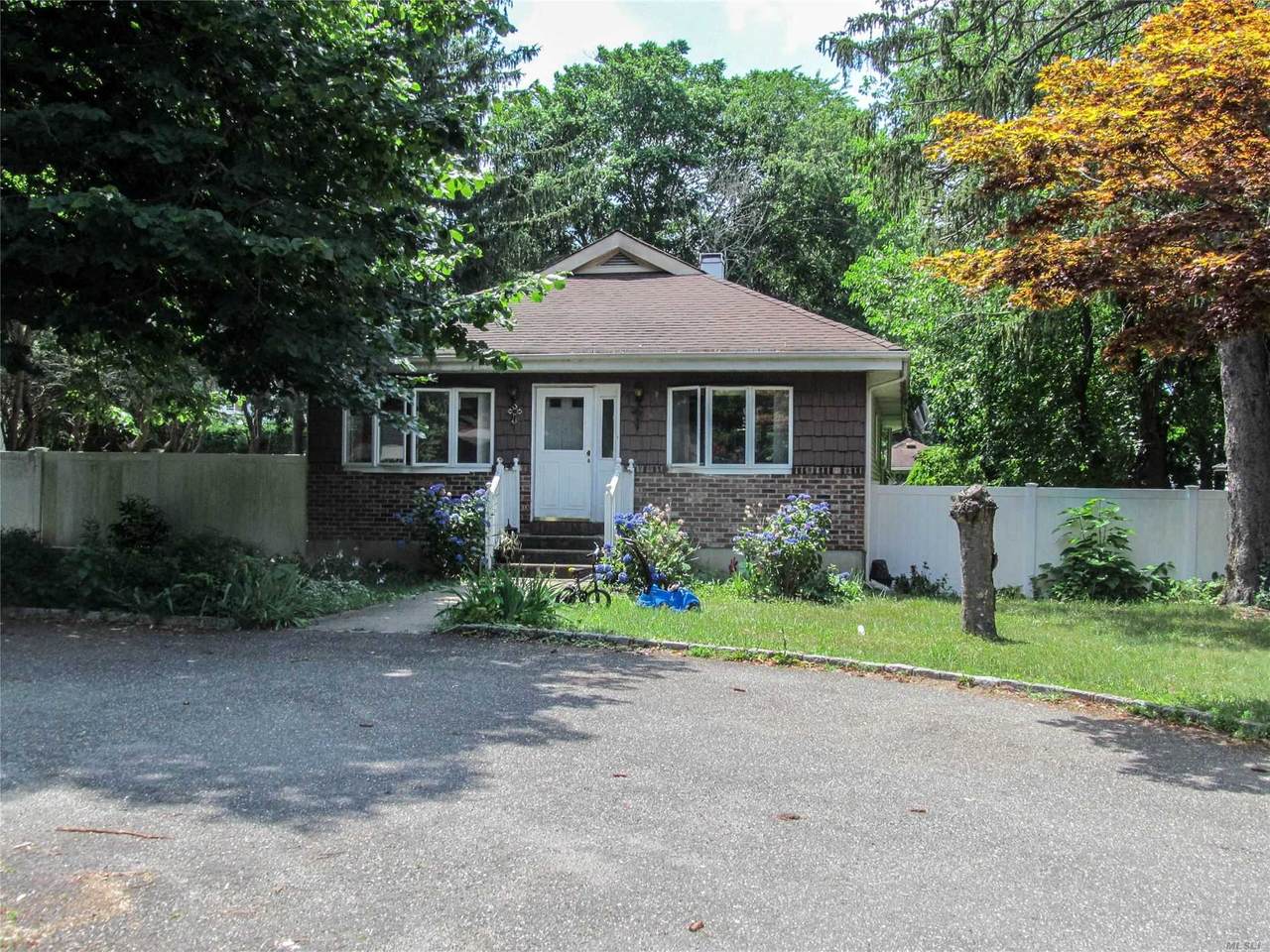256 Maple Ave - Photo 1