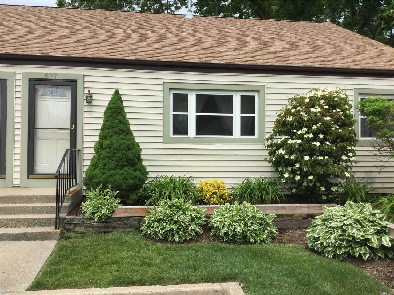 527 Lake Court - Photo 1
