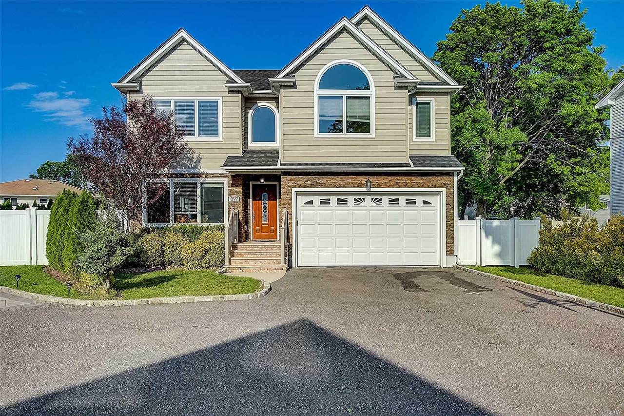 397 Roslyn Place - Photo 1