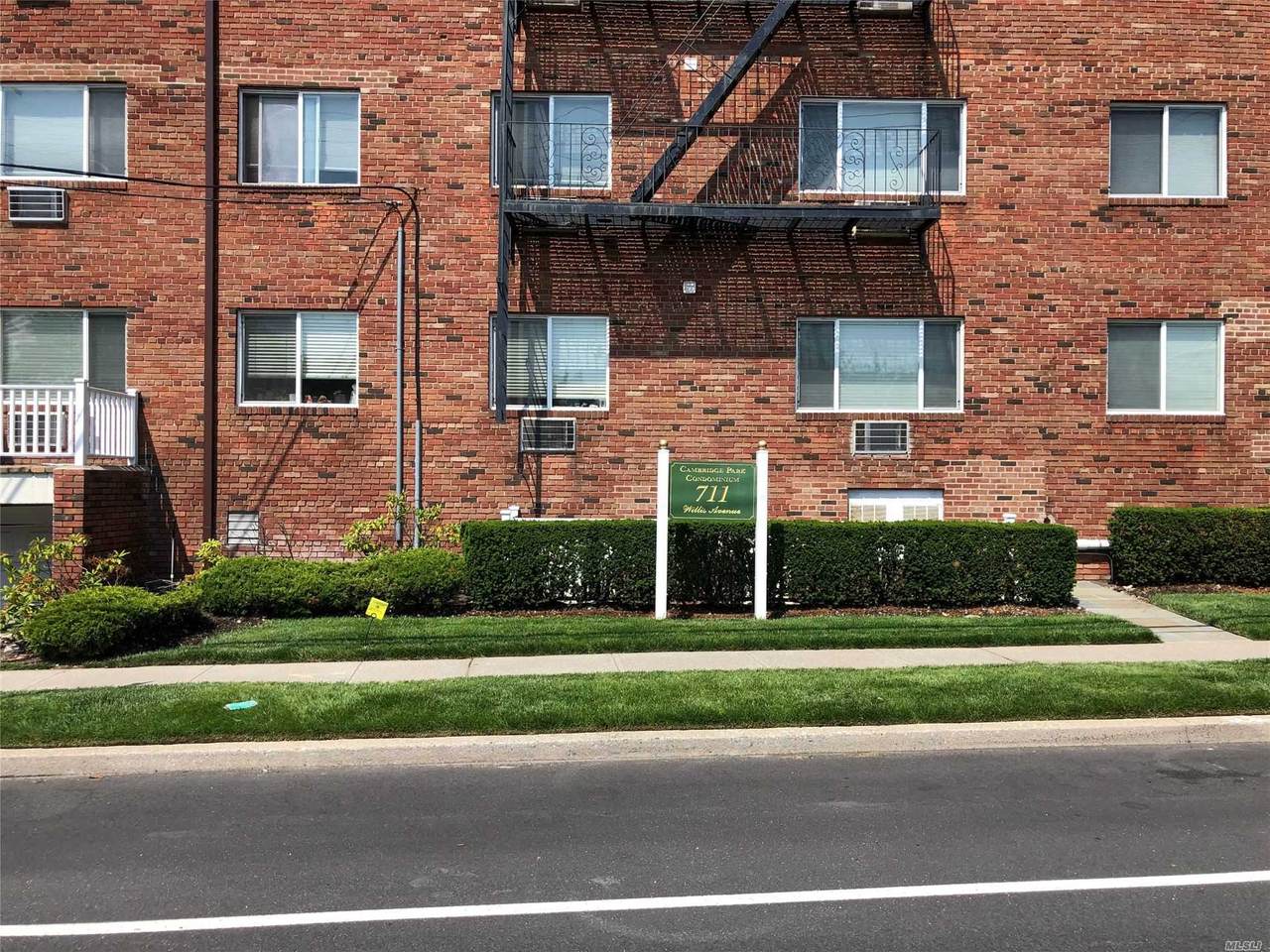 711 Willis Avenue - Photo 1