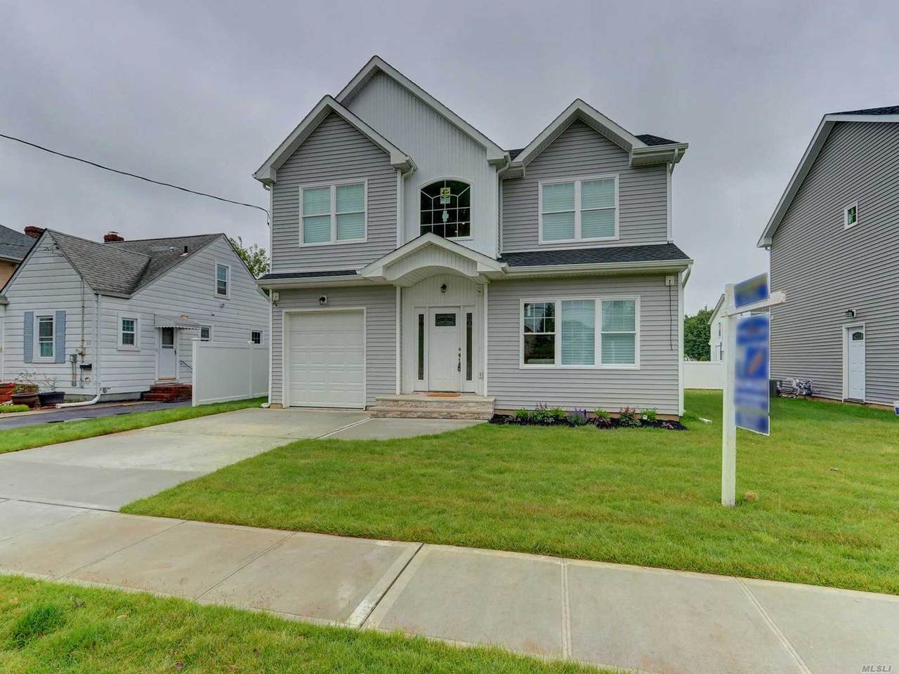 27 Willoughby Avenue - Photo 1