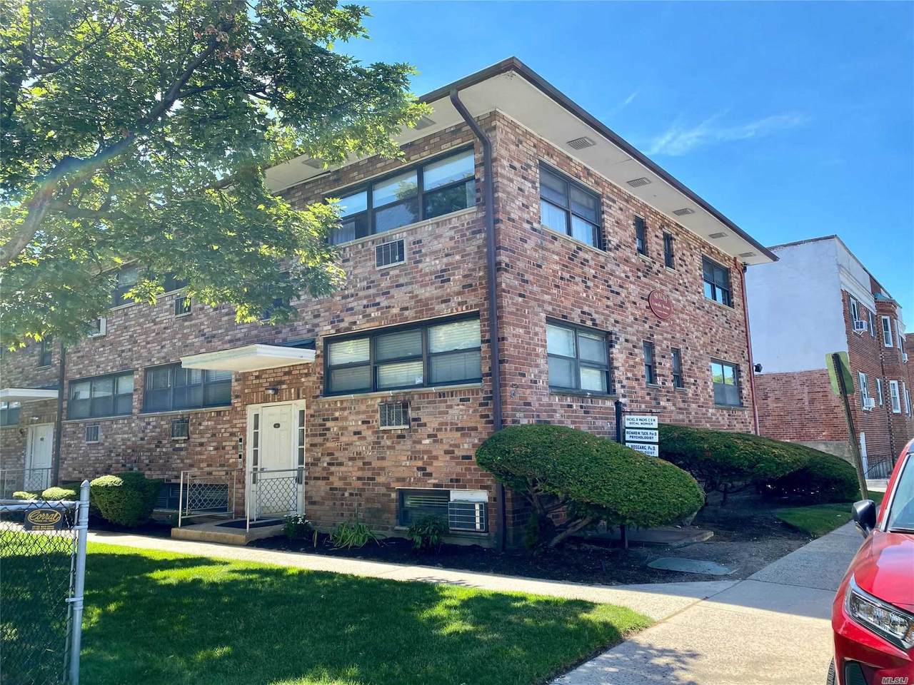 80 Lincoln Ave - Photo 1