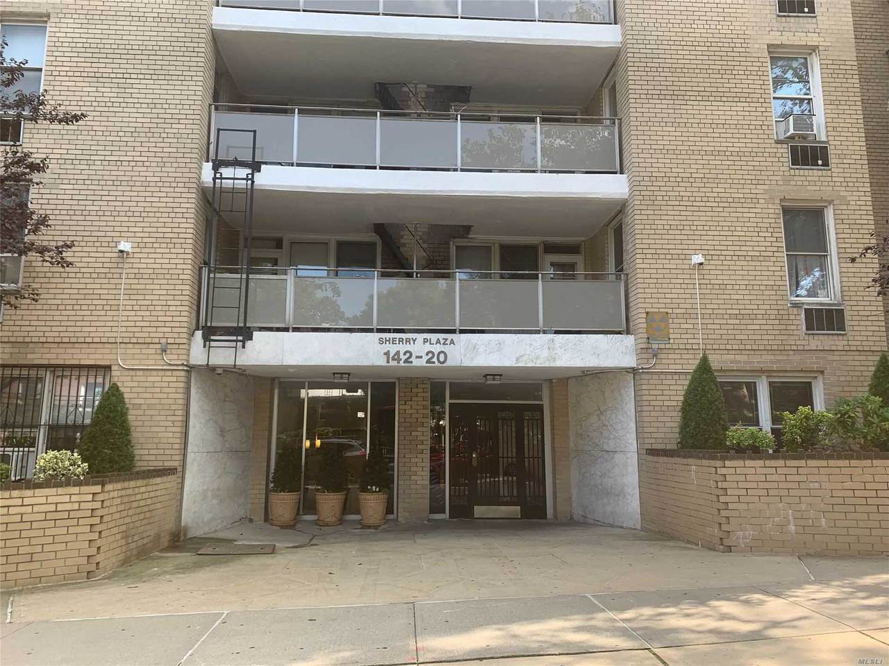 142-20 84 Drive - Photo 1