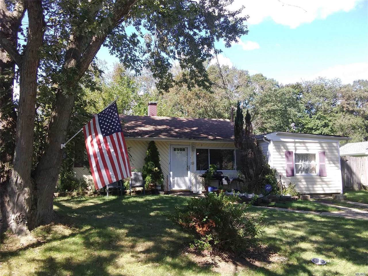 1052 Bay Shore Avenue - Photo 1