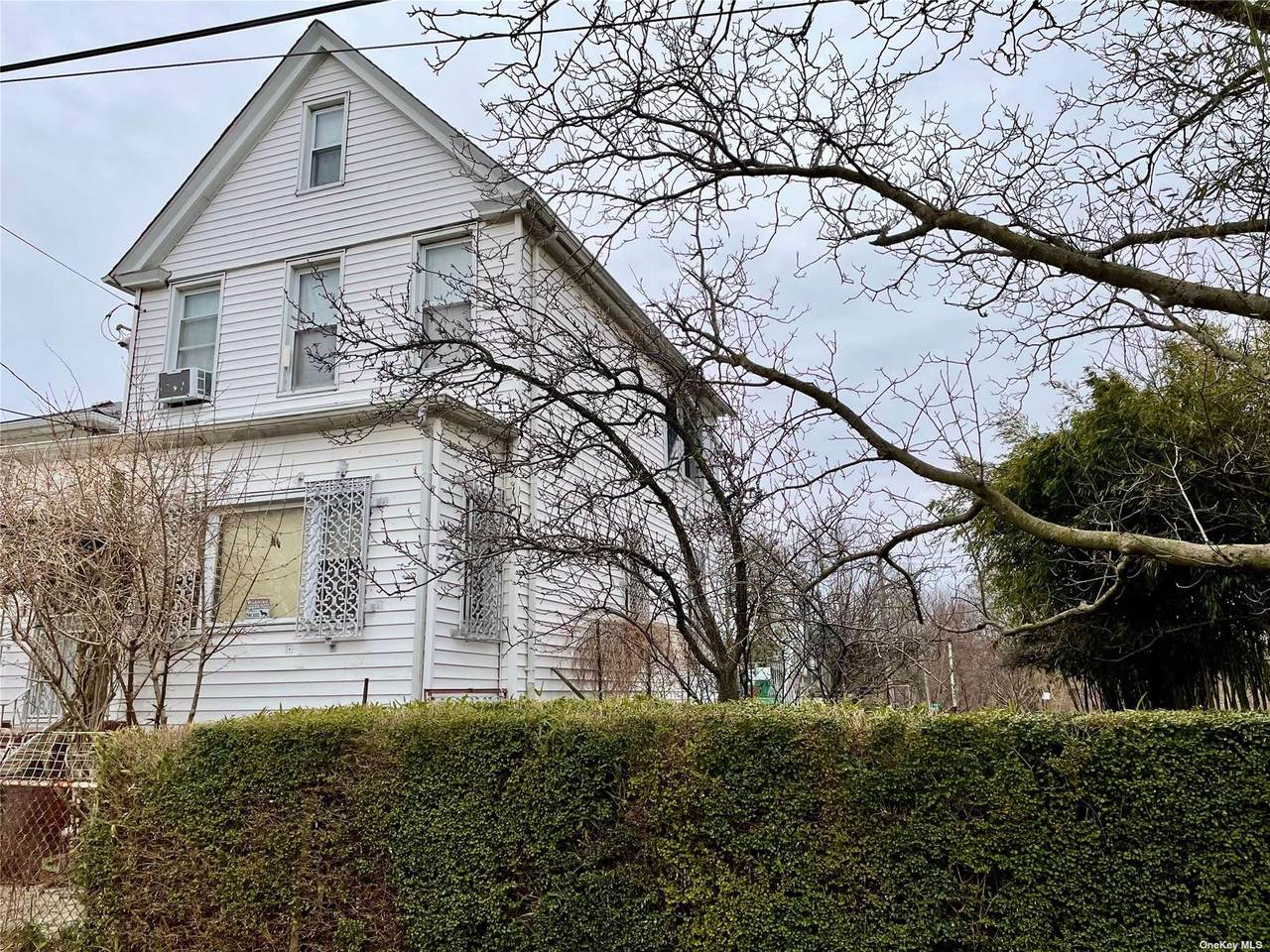 137-06 Laburnum Ave - Photo 1