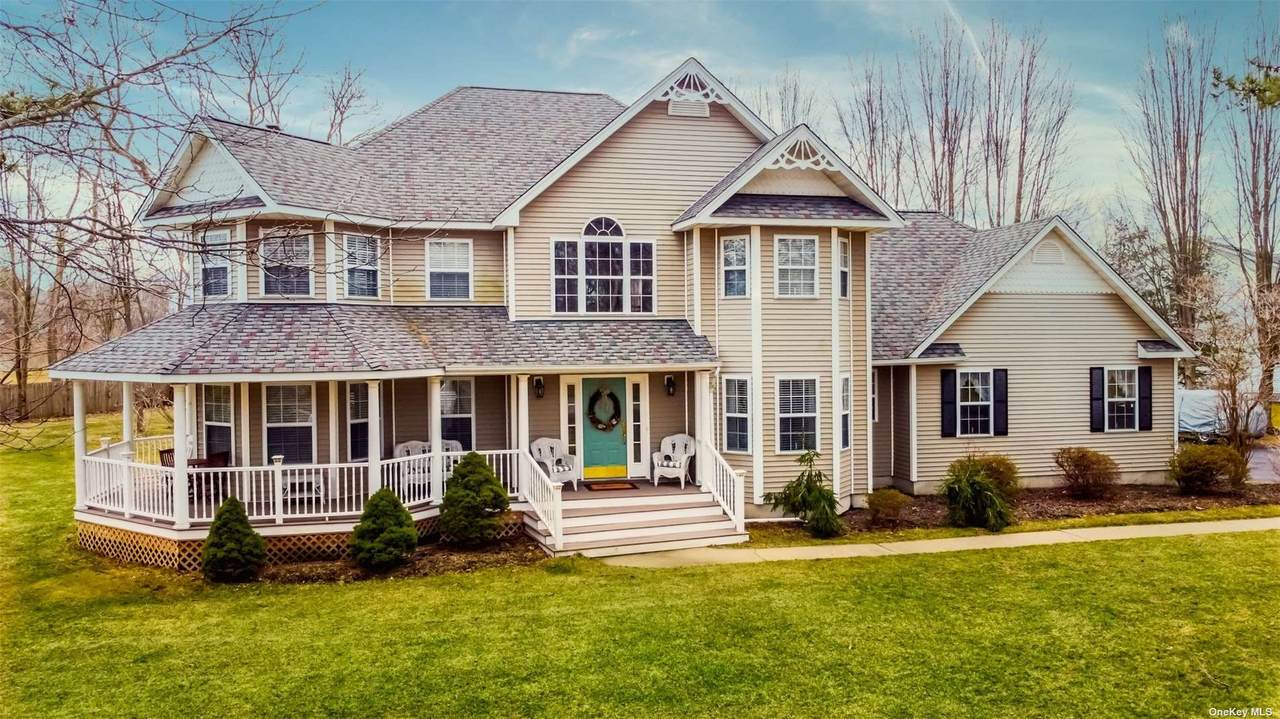 16 Crest Hollow Lane - Photo 1