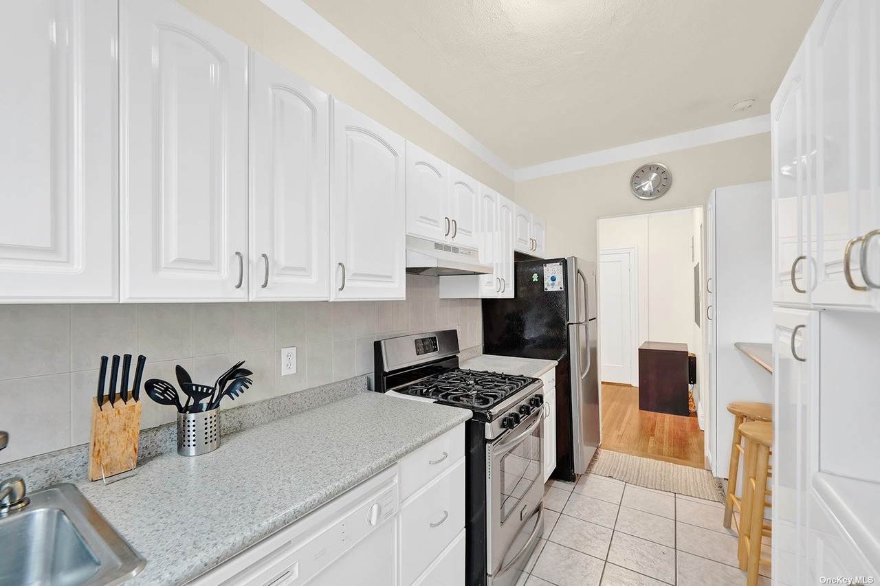 77-20 Austin Street - Photo 1
