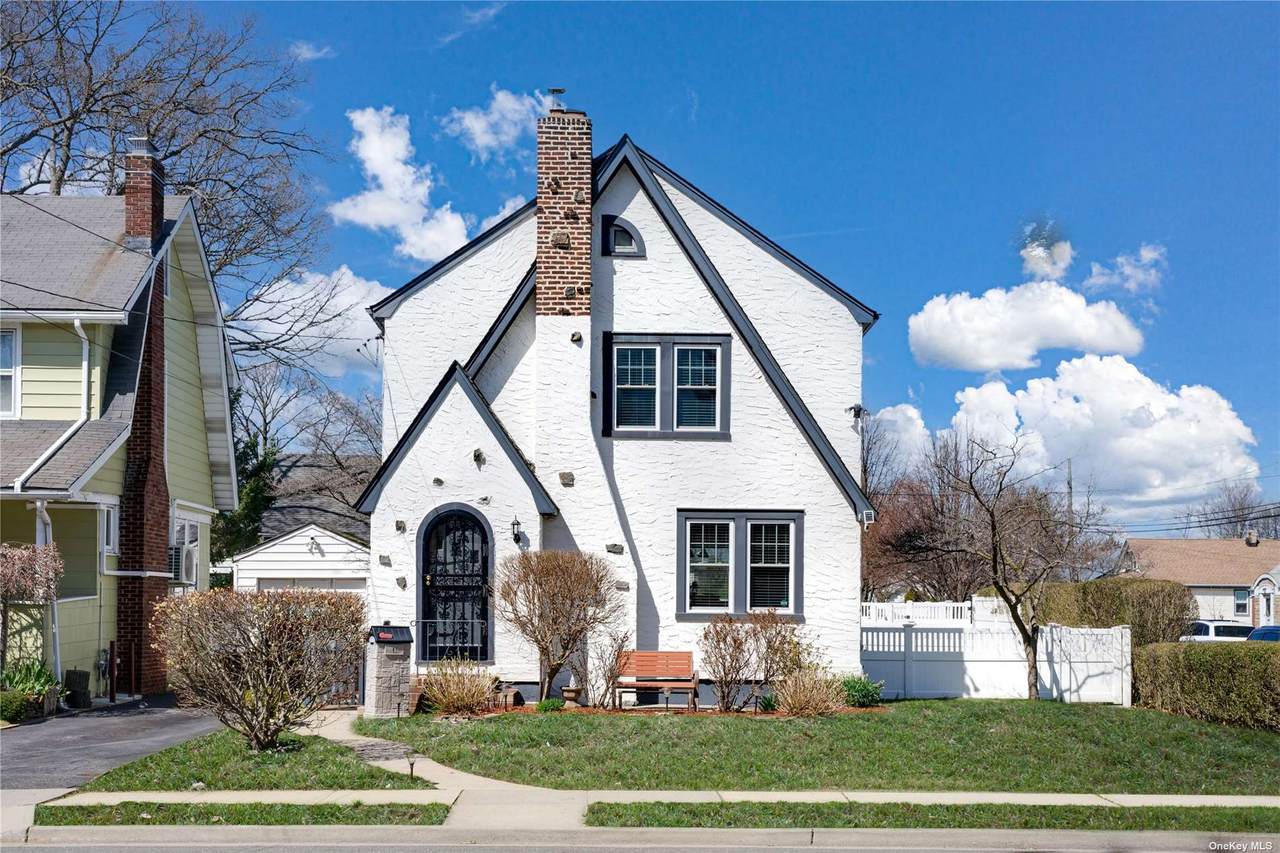 47 Lawrence Avenue - Photo 1