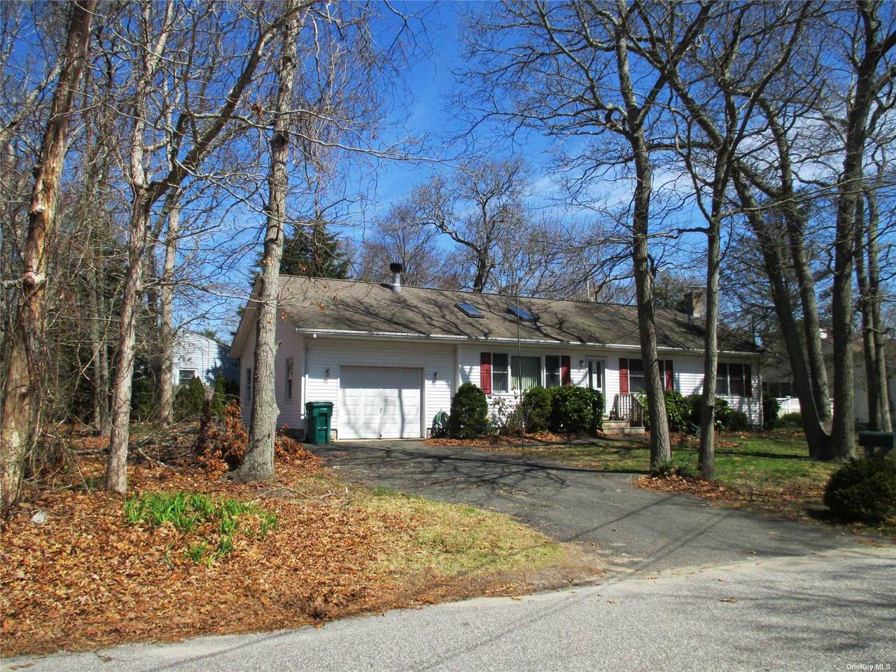 10 South Oak Drive - Photo 1