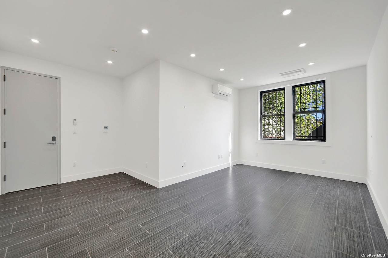 31-53 Steinway Street - Photo 1
