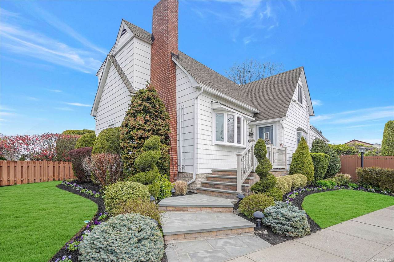 105 Windsor Parkway - Photo 1