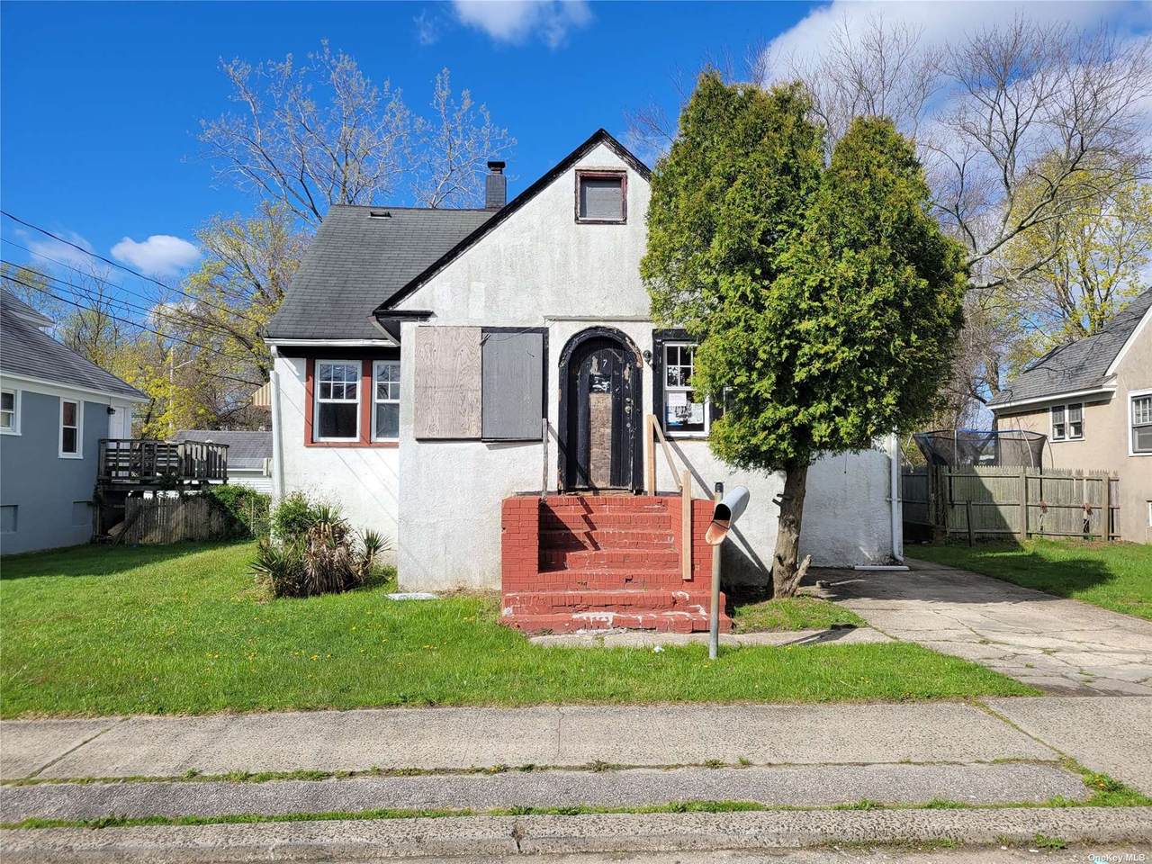 7 Ross Avenue - Photo 1