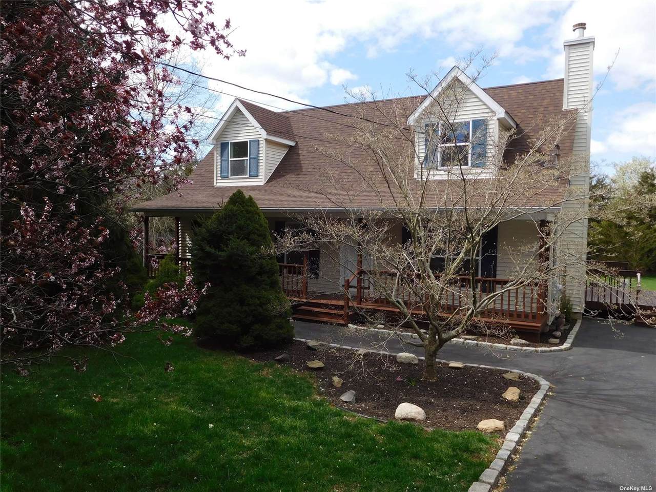 121 Herricks Lane - Photo 1