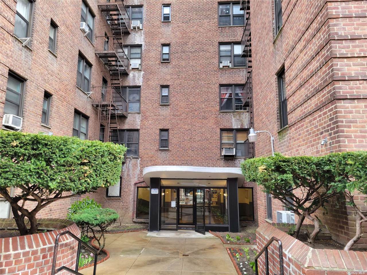 83-60 Vietor Avenue - Photo 1
