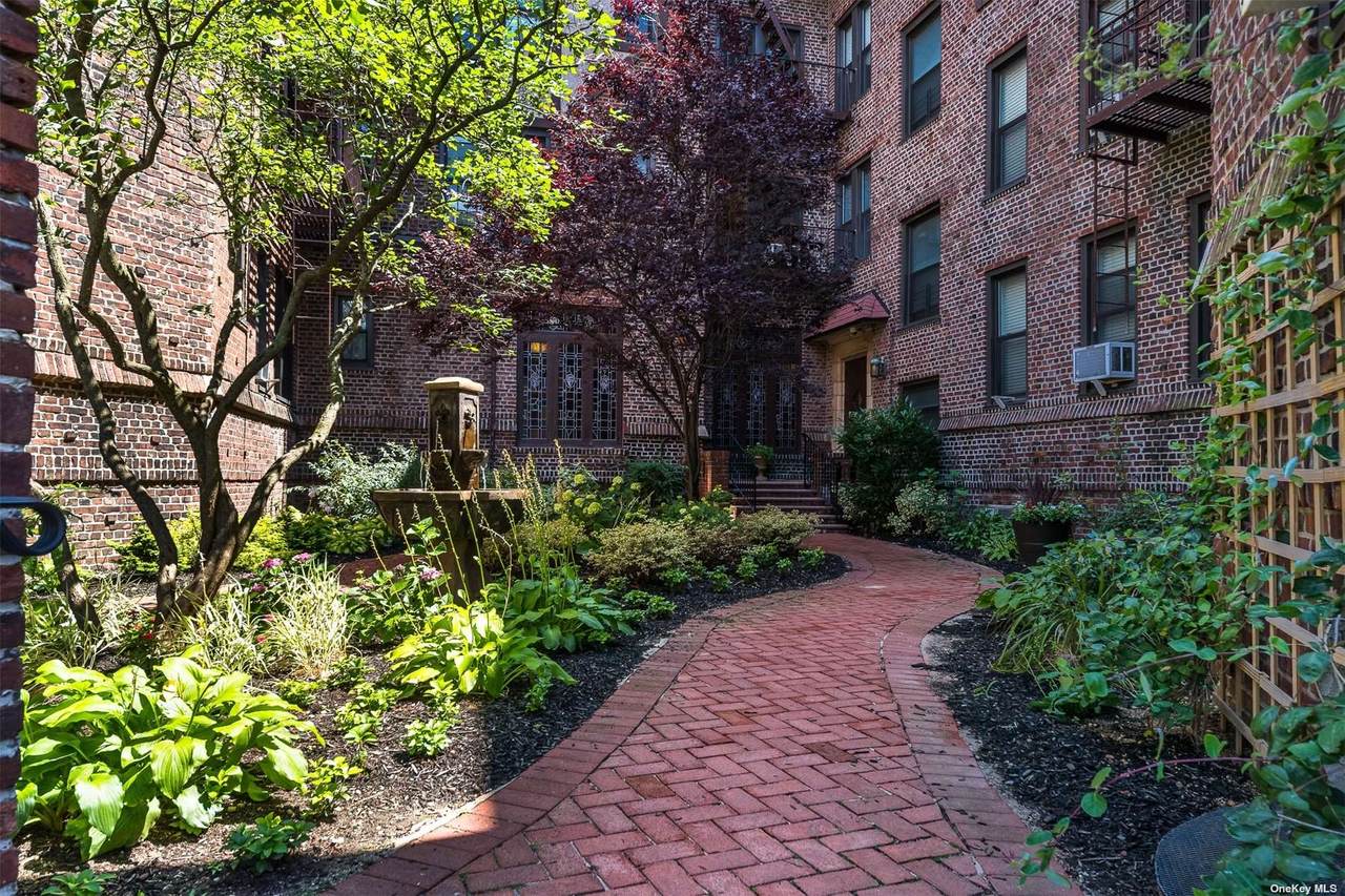 12 Hempstead Avenue - Photo 1
