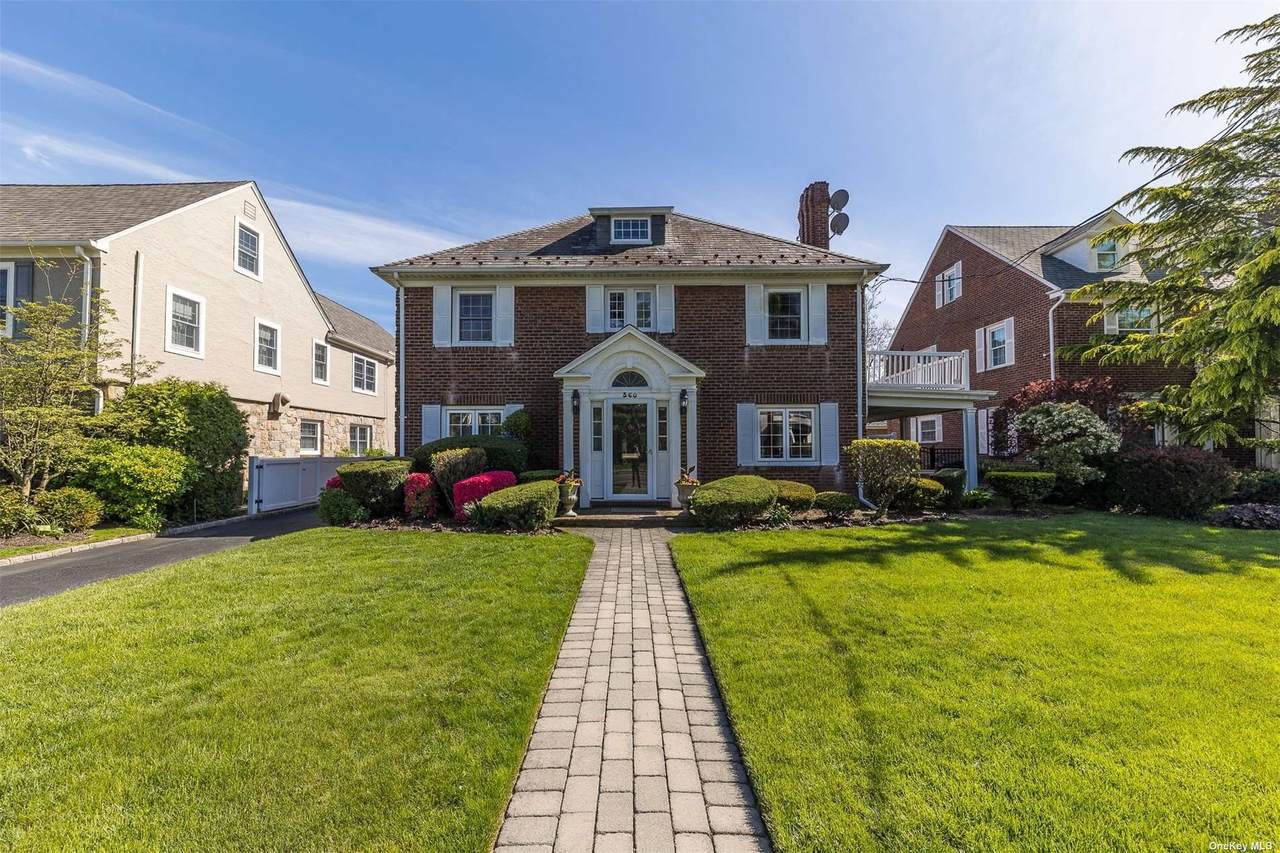 360 Demott Avenue - Photo 1